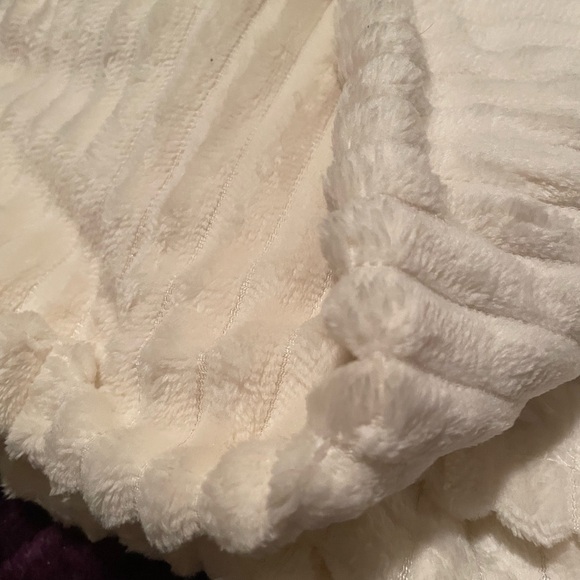 Cozy White Ribbed throw blanket - Picture 4 of 5